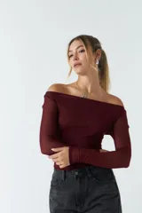 Top negro de manga larga con transparencia y tejido elastizado.