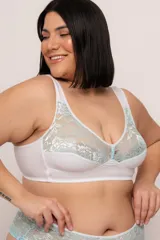 Soutien reductor sin aro, color blanco con detalles de puntilla celeste. Escote alto, breteles anchos y regulables, confeccionado en lycra y puntilla elastizada en copa. Broches reforzados en espalda.