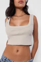 Musculosa corta color crema, de morley de algodón, con cuello cuadrado y breteles anchos.