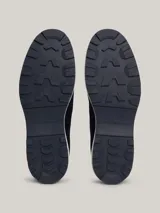 Botines Tommy Hilfiger de hombre, color azul marino, confeccionados en ante con interior de poliéster y suela de goma. Presentan cordones, logo Hilfiger en el tobillo y detalle distintivo en el talón.