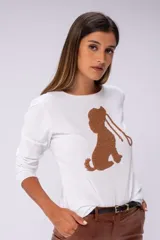 Remera negra de viscosa con cuello redondo y mangas largas. Estampado frontal de un perro marrón con una correa en la boca.