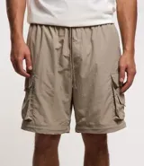 Pantalón paper touch color verde militar, con bolsillos laterales, cintura elástica y cordón de ajuste. Se convierte en bermuda gracias a un cierre a la altura de la rodilla.