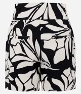 Shorts de vestir con estampado de follajes en blanco y negro, cintura alta con ajuste de lazo y corte holgado.