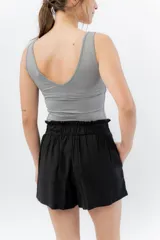 Top negro de calce ajustado con escote en V profundo en el frente y en la espalda. Confeccionado en tejido elástico de viscosa y elastano.