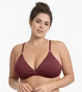 Top de bikini triangular color burdeos, con breteles finos regulables y detalle de argollas doradas.