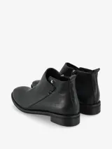 Botín de cuero negro con cierre lateral y detalle de costuras.