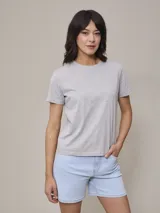 Remera gris de cuello redondo y manga corta.