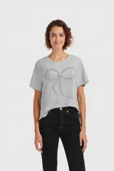 Remera gris con estampado abstracto en forma de moño.
