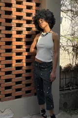 Pantalón capri a rayas verticales en tonos pastel, confeccionado en gabardina elastizada.