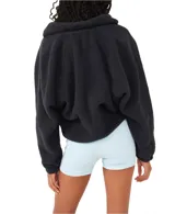 Chaqueta de polar suave color beige, con silueta ligeramente oversize. Presenta cierre frontal con botones a presión, bolsillos laterales con cremallera y parches decorativos de nailon en el frente.