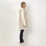 Campera blanca con capucha, cierre frontal y bolsillos con cierre. Tiene efecto de pelo sintético en el frente y dorso, y está confeccionada en poliéster y nylon.