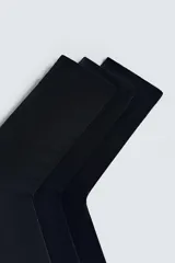 Pack de tres pares de calcetines de punto negros con acabado mercerizado y rib elástico.