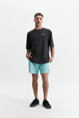 Short de baño estampado con cintura elástica, cordón ajustable, dos bolsillos laterales y uno trasero. Confeccionado en tela ligera de secado rápido y logo bordado.