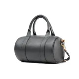 Bolso tipo baúl de cuero sintético graneado color negro, con doble asa de mano y correa bandolera ajustable y extraíble. Tiene cierre superior, herrajes dorados y logo XL Extra Large en relieve en el frente. El interior está forrado en tela de algodón y poliéster y cuenta con un bolsillo con cierre y dos bolsillos abiertos.