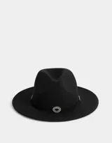 Sombrero negro de ala ancha con cinta decorativa y apliques metálicos plateados.