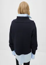 Sweater azul marino de tejido de punto grueso y cuello de solapa.