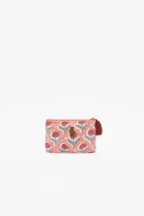 Bolso mini rectangular color salmón con estampado de flores rojas y grises, pespuntes bordados a mano y cierre con tirante decorativo en hilo.