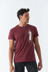 Remera gris de algodón con cuello redondo y manga corta. Estampado vertical con la leyenda "NOT DEFINED" en el frente.