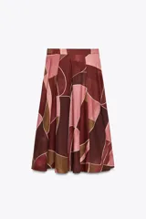 Falda midi de tiro alto confeccionada en hilatura de algodón con estampado geométrico multicolor. Detalle de pliegues en cintura y bajo evasé. Cierre con cremallera oculta en costura.