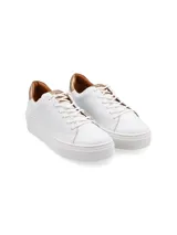 Sneaker Adelaida de cuero graneado color verde oliva, con cordones de algodón y suela elevada color crema.