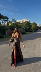 Vestido largo de gasa estampada con detalles en cuero ovino, escote en V amplio adelante y atrás, dos precillas en la espalda para ajustar y dos tajos delanteros.