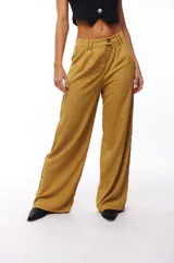 Pantalón de vestir color mostaza, de corte palazzo, con pinzas en la cintura y bolsillos laterales.