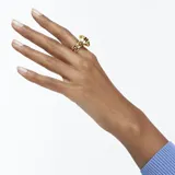 Anillo con cristal amarillo de talla cuadrada, cierre magnético y doble banda bañada en tono oro. Diseñado por Giovanna Engelbert para Swarovski.
