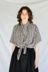 Falda midi negra con cintura elastizada y frunces en los lados.