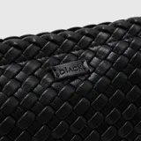 Clutch plateado tejido con asa de mano.