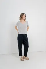 Pantalón relaxed fit color beige, confeccionado en algodón. Presenta cintura elastizada, bolsillos delanteros grandes y calce cómodo.
