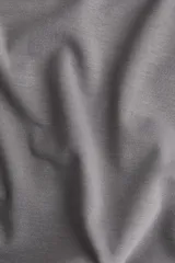 Pantalón gris de punto suave, tiro alto, corte amplio y cintura elástica.
