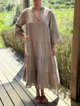 Vestido largo azul marino de lino con cuello mao, escote en V, mangas 3/4 con volados y corte escalonado. Diseño amplio y cómodo.