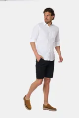 Bermuda clásica color beige confeccionada en algodón con elasticidad, con bolsillos laterales y detalle en bolsillo trasero.