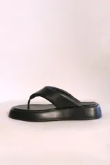 Sandalias negras de cuero sintético con plataforma y diseño minimalista.