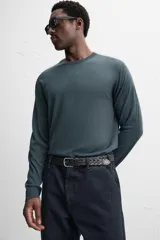 Jersey de hombre color beige, de lana fina, con cuello redondo y mangas largas.