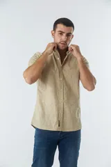 Camisa de hombre de algodón color beige con estampado de hojas, corte slim, manga corta, cartera abotonada y logo bordado.