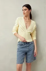 Bermuda de jean azul de corte clásico y largo a la rodilla.