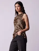 Blusa sin mangas de satén con estampado animal print y cuello volcado.