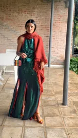 Falda larga verde esmeralda con tajo lateral, confeccionada en lino con envivado a contratono.