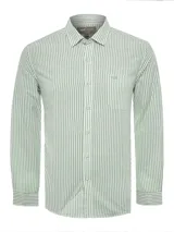 Camisa de hombre de manga larga a rayas verticales verdes y blancas, con bolsillo en el pecho y cuello camisero. Confeccionada en algodón orgánico y rayón.