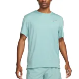 Remera deportiva Nike de hombre color celeste, de manga corta y cuello redondo. Cuenta con tecnología Dri-FIT y logo reflectivo en el pecho.