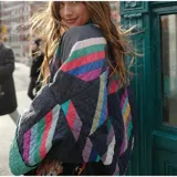 Kimono acolchado con estampado geométrico multicolor, cuello esmoquin y mangas largas.