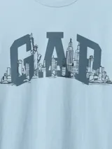 Remera celeste de algodón con cuello redondo y logo de Gap con el skyline de Nueva York estampado en azul.