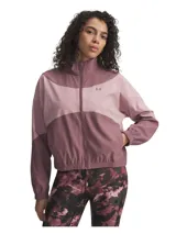 Campera deportiva Under Armour Rival Woven para mujer, color lila y blanco, con cierre frontal, cuello alto y logo bordado en el pecho.
