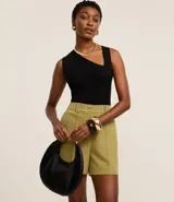 Short color verde oliva de sastrería con cintura alta, trabillas dobles, elástico en la parte trasera de la cintura, cierre con botones dobles, frisos delanteros, pinzas traseras y bolsillos falsos.