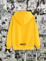 Canguro amarillo con capucha y bolsillo delantero, con estampado de un logo circular con forma de engranaje azul y un diseño abstracto rojo y blanco en el centro.