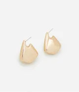 Par de aros dorados de metal, de tamaño mediano y forma triangular irregular.