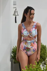 Traje de baño enterizo con estampado floral multicolor, escote en V con detalle de nudo y abertura en el abdomen.
