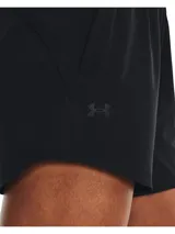 Short deportivo gris con cintura elástica fruncida, bolsillos laterales y logo pequeño estampado en la pierna izquierda.