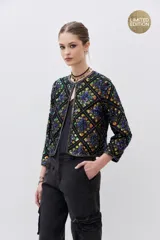 Saco corto negro con estampado geométrico multicolor, de corte recto y mangas 3/4.